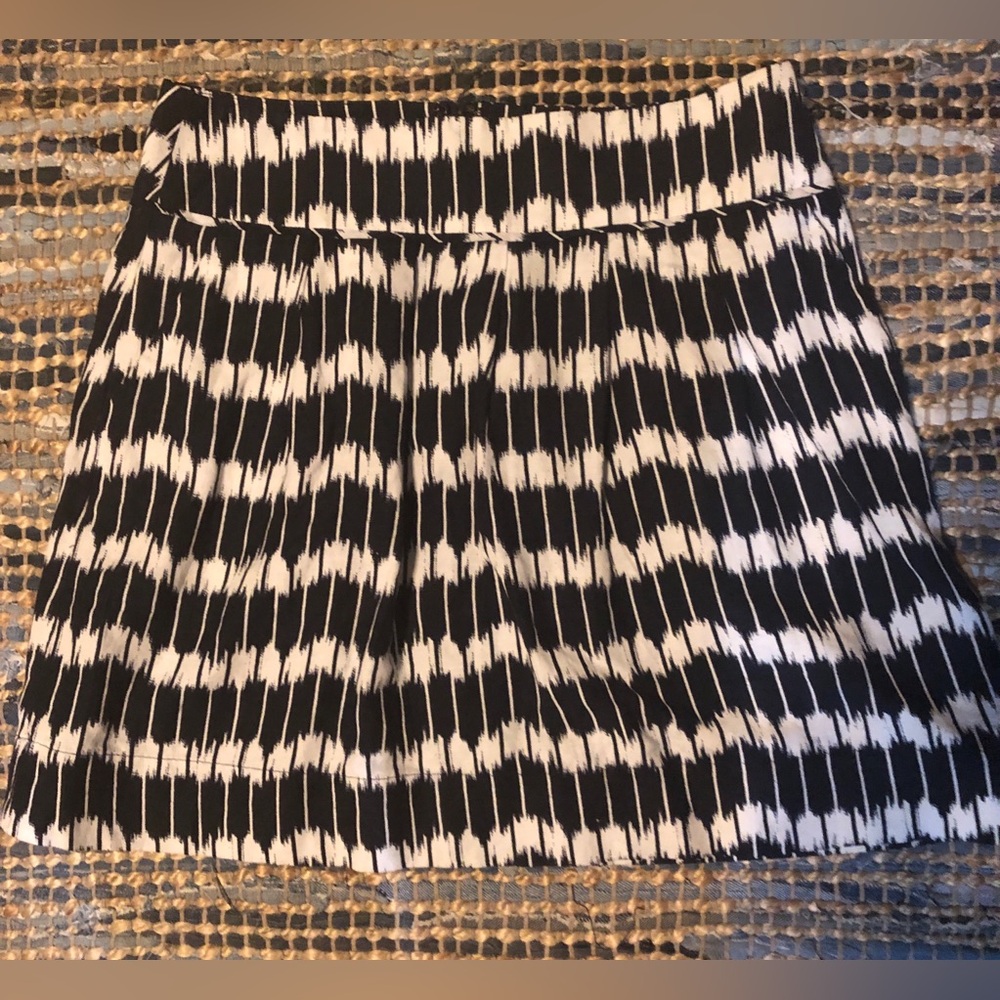 Black and White Patterned Pleated Women's Skirt
Loft brand
Size 6P
